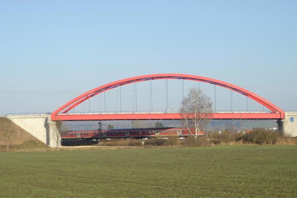 Stahlbrücke über der Bahn
